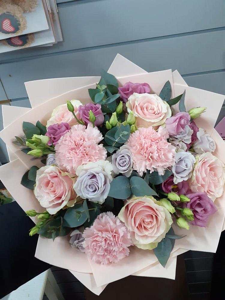 Букет цветов из: Розы, Гвоздики и Лизиантусы в Казинке Ставропольский край